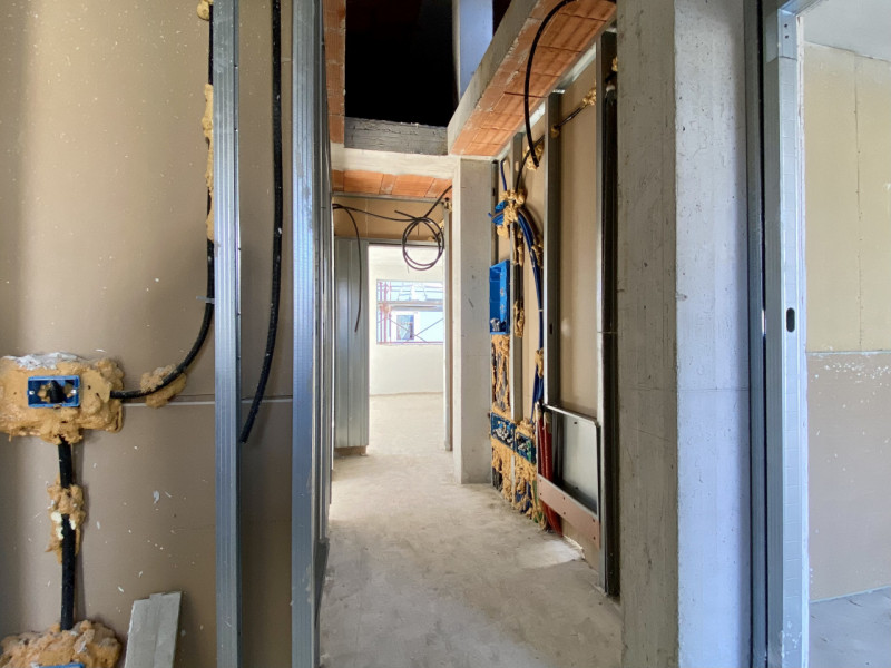 In una tranquilla zona residenziale tra il quartiere di San Bortolo e Laghetto, proponiamo in ven...