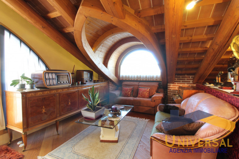 SAN GIORGIO DELLE PERTICHE – Questo loft, unico nel suo genere, si apre ai vostri occhi con un so...