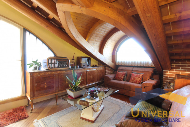 SAN GIORGIO DELLE PERTICHE – Questo loft, unico nel suo genere, si apre ai vostri occhi con un so...