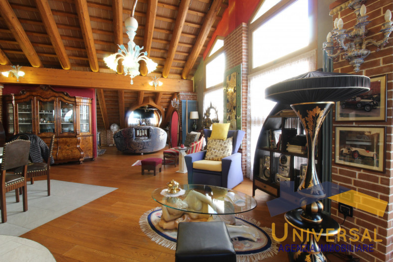 SAN GIORGIO DELLE PERTICHE – Questo loft, unico nel suo genere, si apre ai vostri occhi con un so...