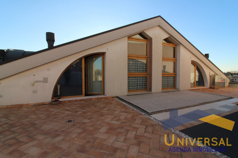 SAN GIORGIO DELLE PERTICHE – Questo loft, unico nel suo genere, si apre ai vostri occhi con un so...