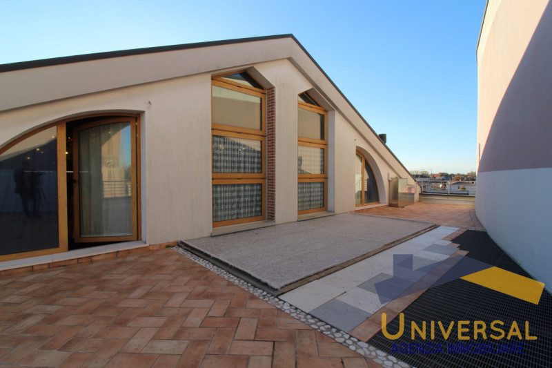 SAN GIORGIO DELLE PERTICHE – Questo loft, unico nel suo genere, si apre ai vostri occhi con un so...