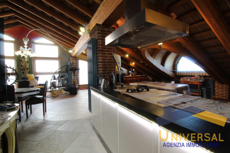 SAN GIORGIO DELLE PERTICHE – Questo loft, unico nel suo genere, si apre ai vostri occhi con un so...