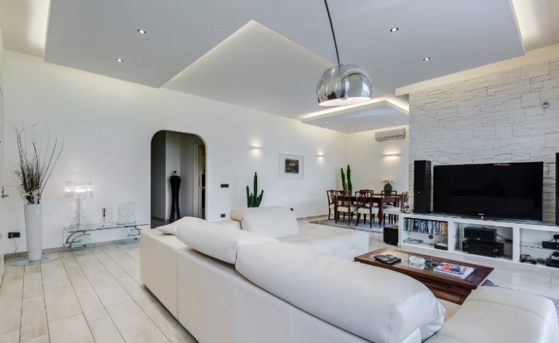 Situate a Brugine, in posizione comoda a raggiungere facilmente tutti i servizi, vi proponiamo po...