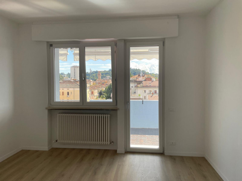 SANTA BERTILLA – ATTICO QUADRILOCALE : Si affitta quadrilocale luminoso, completamente da arredar...