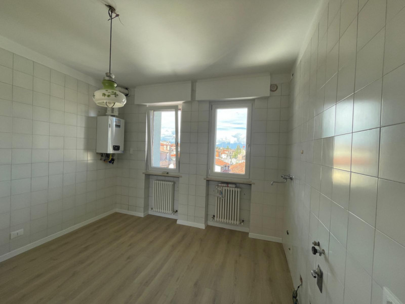 SANTA BERTILLA – ATTICO QUADRILOCALE : Si affitta quadrilocale luminoso, completamente da arredar...