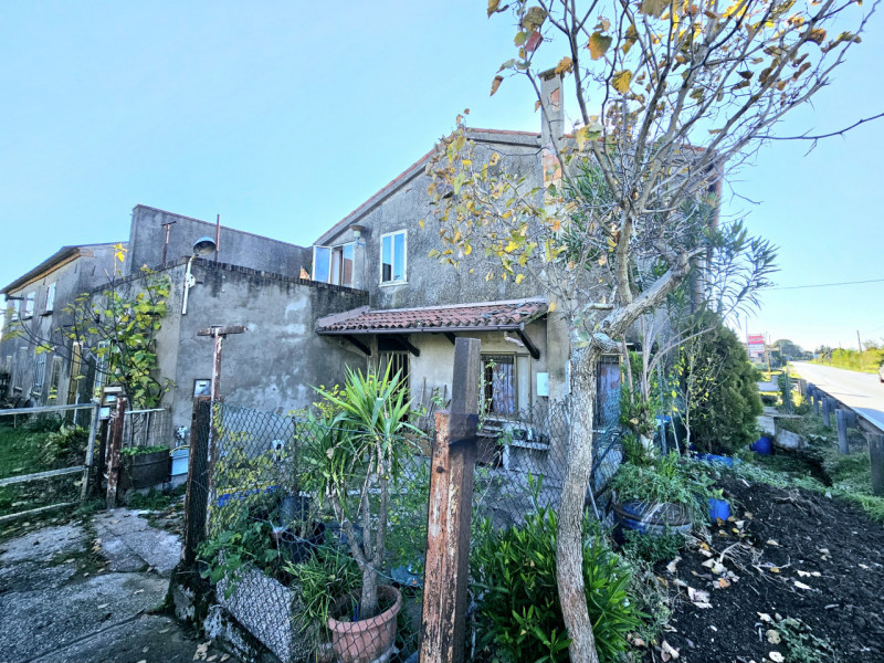 Proponiamo in vendita a Monselice, località Motta, una porzione di casa a schiera completamente d...