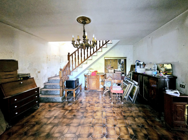 Proponiamo in vendita a Monselice, località Motta, una porzione di casa a schiera completamente d...