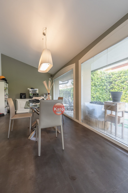 In pieno centro a Creazzo proponiamo porzione di bifamiliare completamente ristrutturata, elegant...