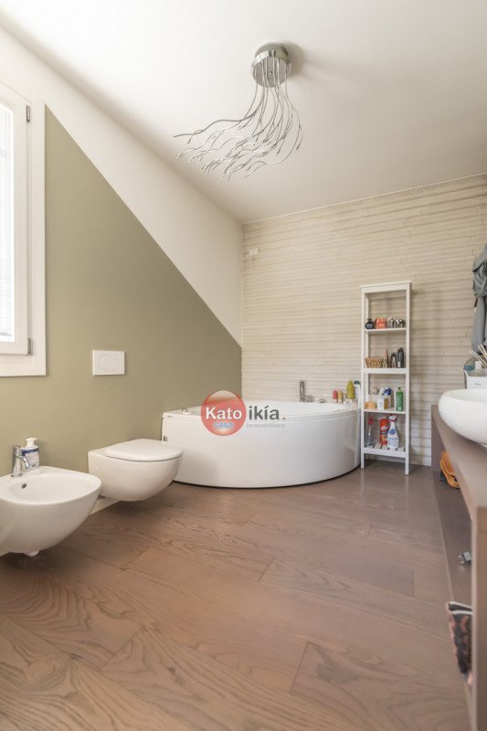 In pieno centro a Creazzo proponiamo porzione di bifamiliare completamente ristrutturata, elegant...