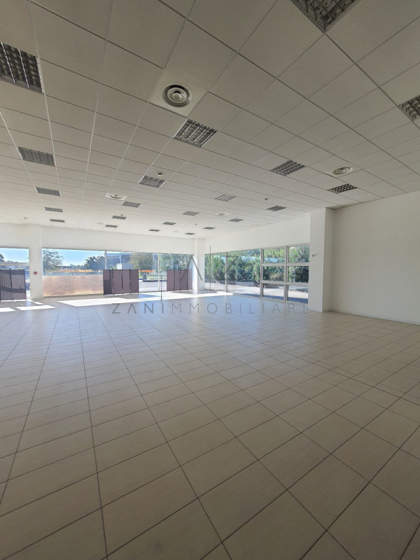 Proponiamo in vendita un ampio capannone situato nel comune di Loria, ideale per attività produtt...