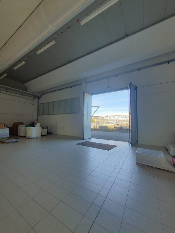 Proponiamo in vendita un ampio capannone situato nel comune di Loria, ideale per attività produtt...