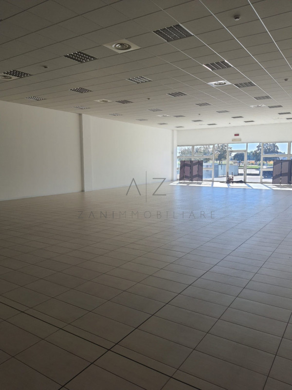 Proponiamo in vendita un ampio capannone situato nel comune di Loria, ideale per attività produtt...