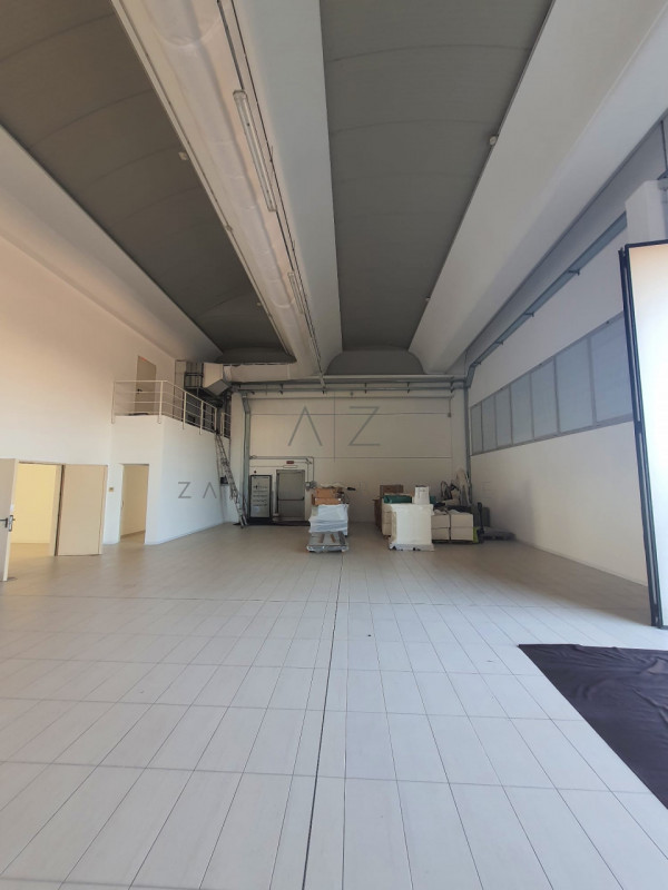 Proponiamo in vendita un ampio capannone situato nel comune di Loria, ideale per attività produtt...