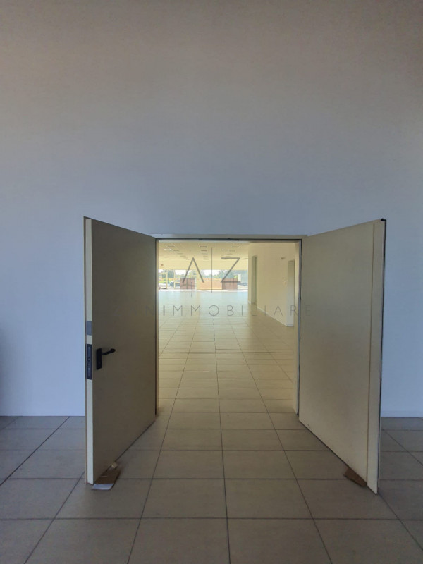 Proponiamo in vendita un ampio capannone situato nel comune di Loria, ideale per attività produtt...