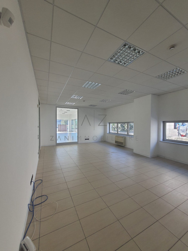 Proponiamo in vendita un ampio capannone situato nel comune di Loria, ideale per attività produtt...