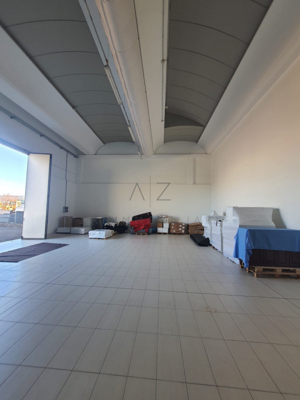 Proponiamo in vendita un ampio capannone situato nel comune di Loria, ideale per attività produtt...