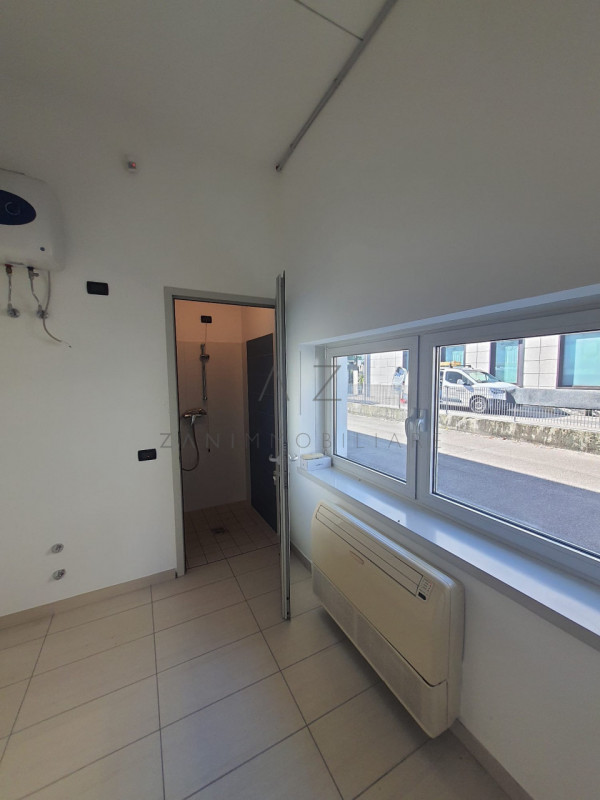 Proponiamo in vendita un ampio capannone situato nel comune di Loria, ideale per attività produtt...