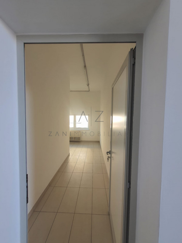 Proponiamo in vendita un ampio capannone situato nel comune di Loria, ideale per attività produtt...