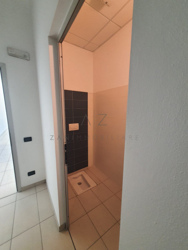 Proponiamo in vendita un ampio capannone situato nel comune di Loria, ideale per attività produtt...