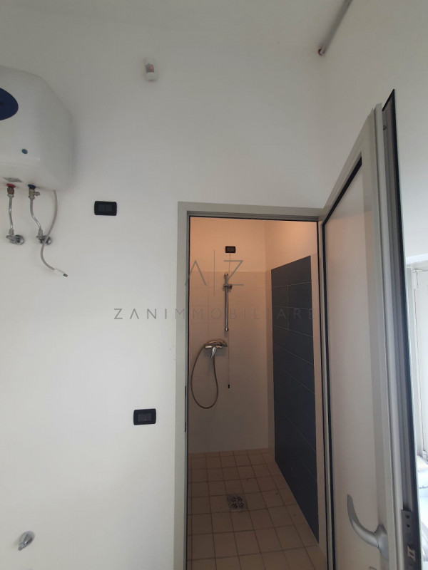 Proponiamo in vendita un ampio capannone situato nel comune di Loria, ideale per attività produtt...