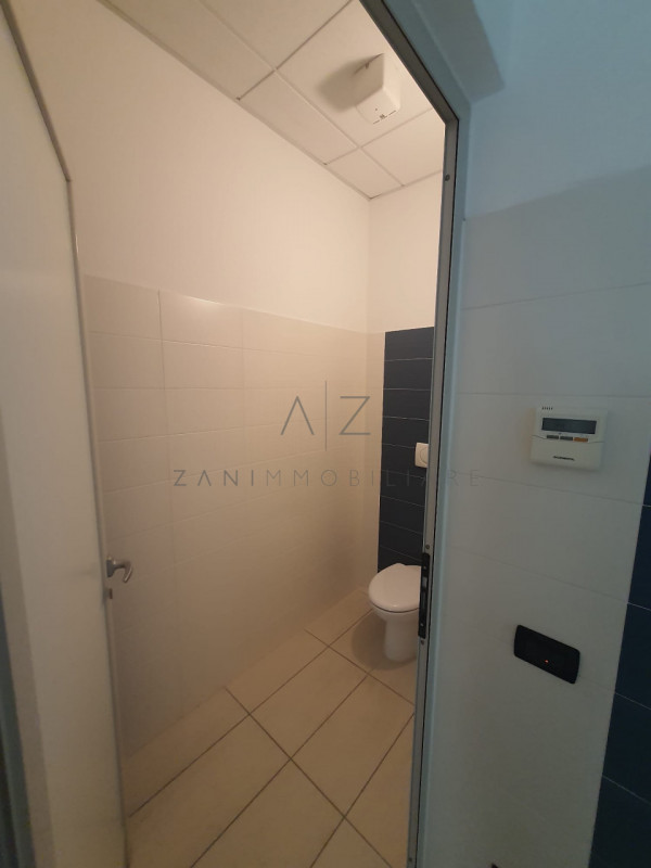 Proponiamo in vendita un ampio capannone situato nel comune di Loria, ideale per attività produtt...