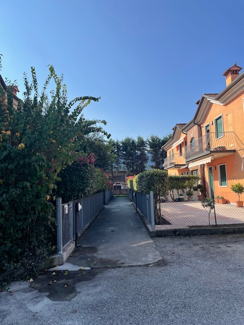 Scopri questo splendido appartamento trilocale situato nel cuore di Povolaro, una frazione del co...