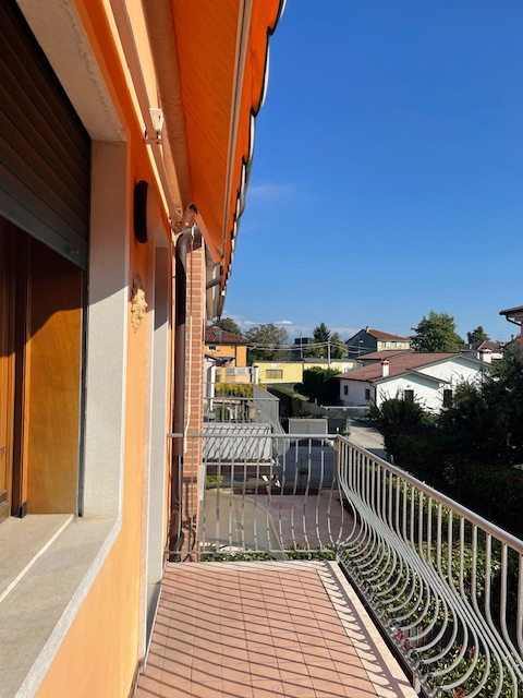 Scopri questo splendido appartamento trilocale situato nel cuore di Povolaro, una frazione del co...