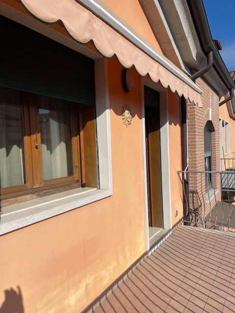 Scopri questo splendido appartamento trilocale situato nel cuore di Povolaro, una frazione del co...