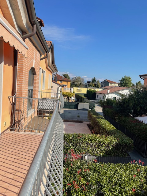 Scopri questo splendido appartamento trilocale situato nel cuore di Povolaro, una frazione del co...