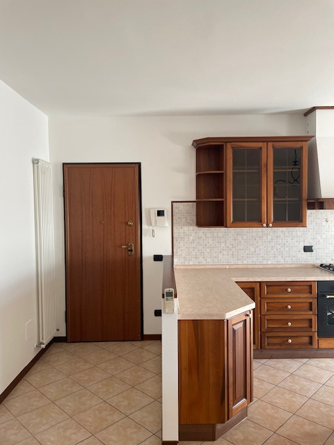 Scopri questo splendido appartamento trilocale situato nel cuore di Povolaro, una frazione del co...