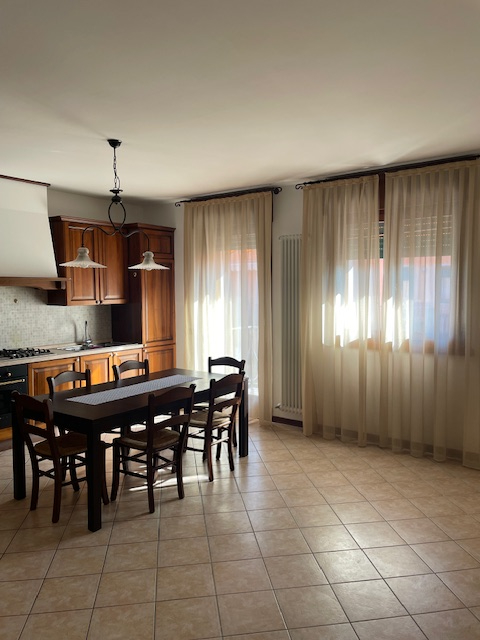 Scopri questo splendido appartamento trilocale situato nel cuore di Povolaro, una frazione del co...