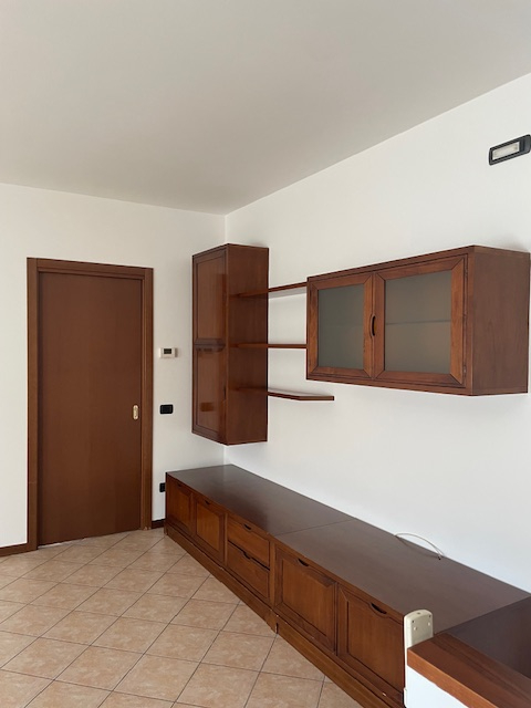 Scopri questo splendido appartamento trilocale situato nel cuore di Povolaro, una frazione del co...