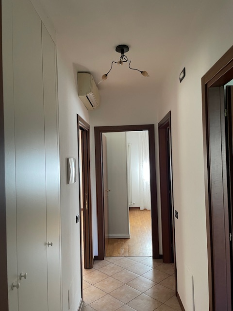 Scopri questo splendido appartamento trilocale situato nel cuore di Povolaro, una frazione del co...