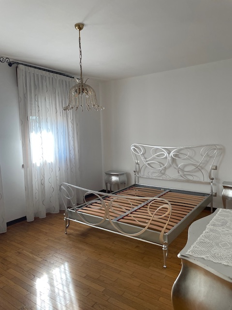 Scopri questo splendido appartamento trilocale situato nel cuore di Povolaro, una frazione del co...