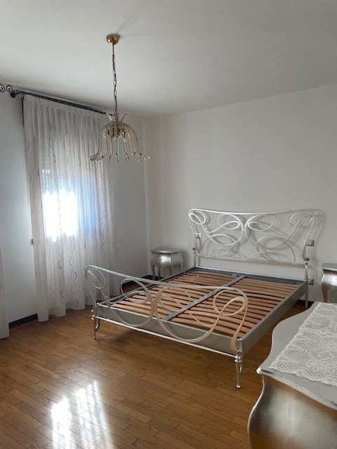 Scopri questo splendido appartamento trilocale situato nel cuore di Povolaro, una frazione del co...