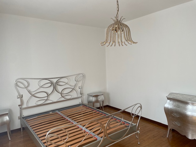 Scopri questo splendido appartamento trilocale situato nel cuore di Povolaro, una frazione del co...