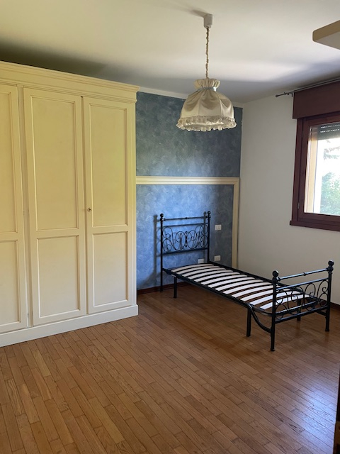 Scopri questo splendido appartamento trilocale situato nel cuore di Povolaro, una frazione del co...