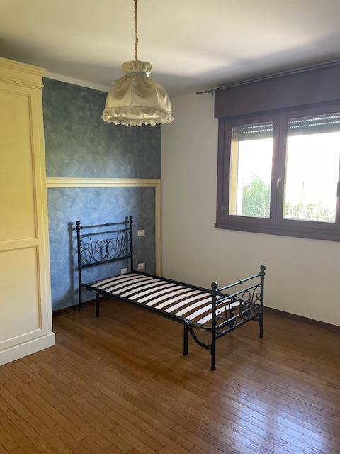 Scopri questo splendido appartamento trilocale situato nel cuore di Povolaro, una frazione del co...