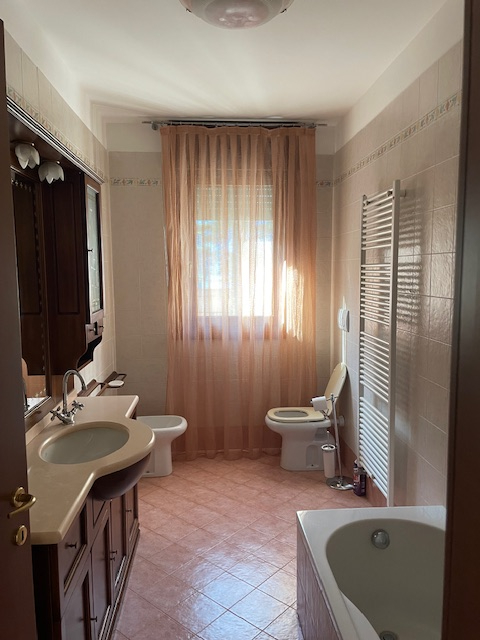 Scopri questo splendido appartamento trilocale situato nel cuore di Povolaro, una frazione del co...