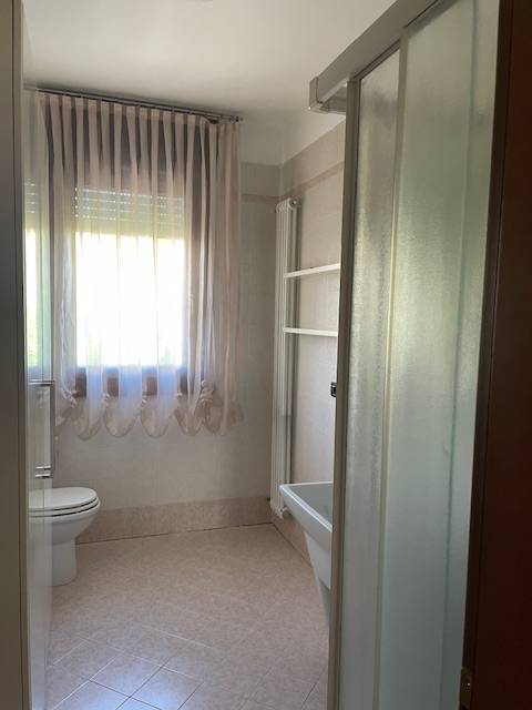 Scopri questo splendido appartamento trilocale situato nel cuore di Povolaro, una frazione del co...