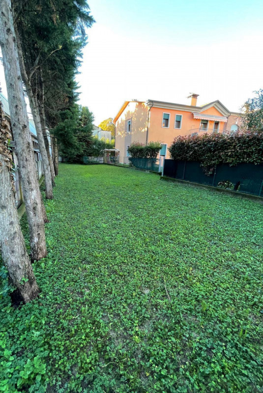 Scopri questo splendido appartamento trilocale situato nel cuore di Povolaro, una frazione del co...