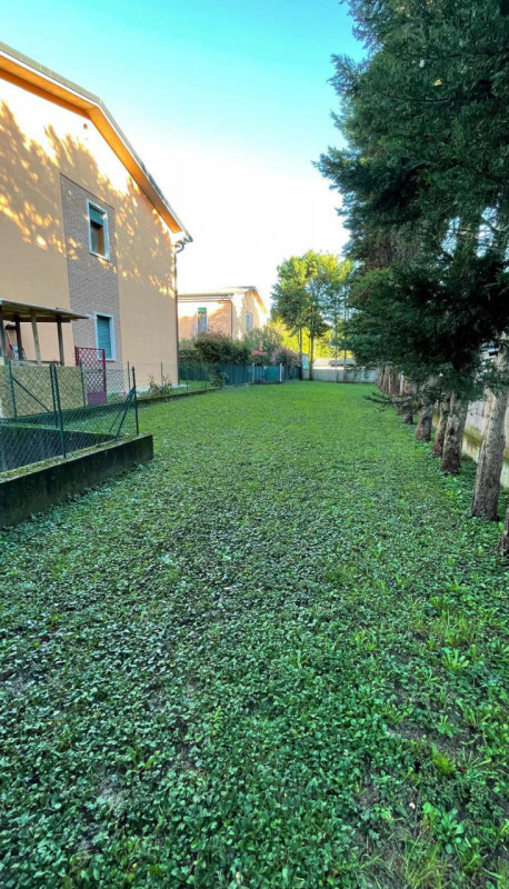 Scopri questo splendido appartamento trilocale situato nel cuore di Povolaro, una frazione del co...