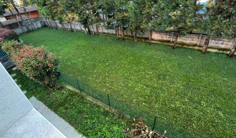 Scopri questo splendido appartamento trilocale situato nel cuore di Povolaro, una frazione del co...