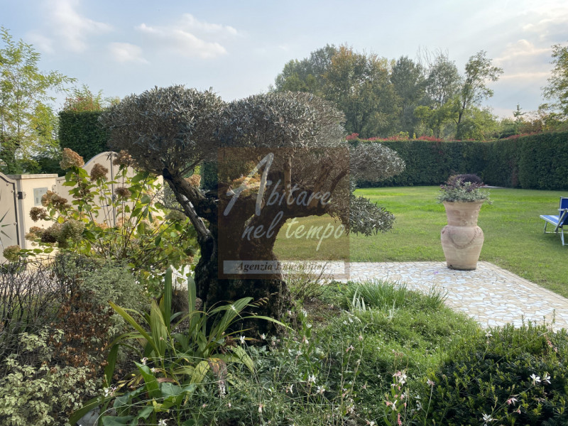 FONTANIVA (PD)

In esclusiva proponiamo una splendida villa indipendente, edificata nel 2006, sit...