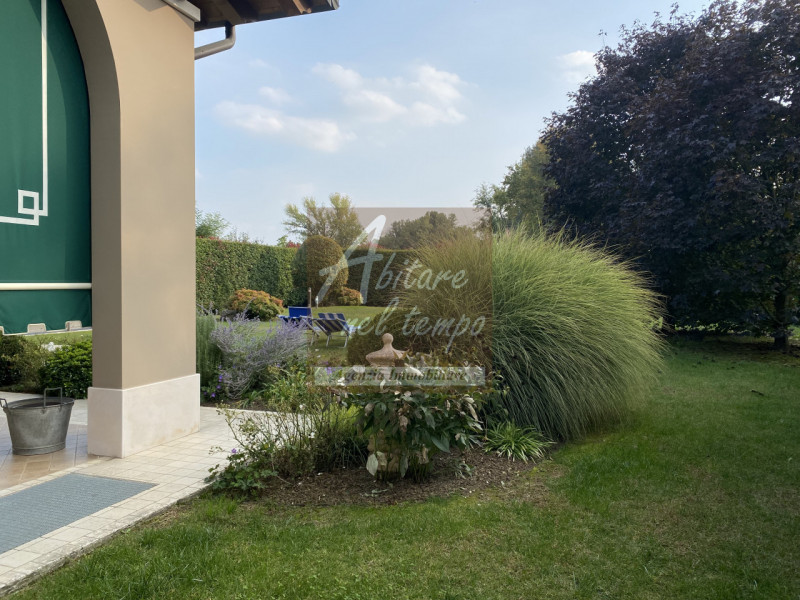 FONTANIVA (PD)

In esclusiva proponiamo una splendida villa indipendente, edificata nel 2006, sit...