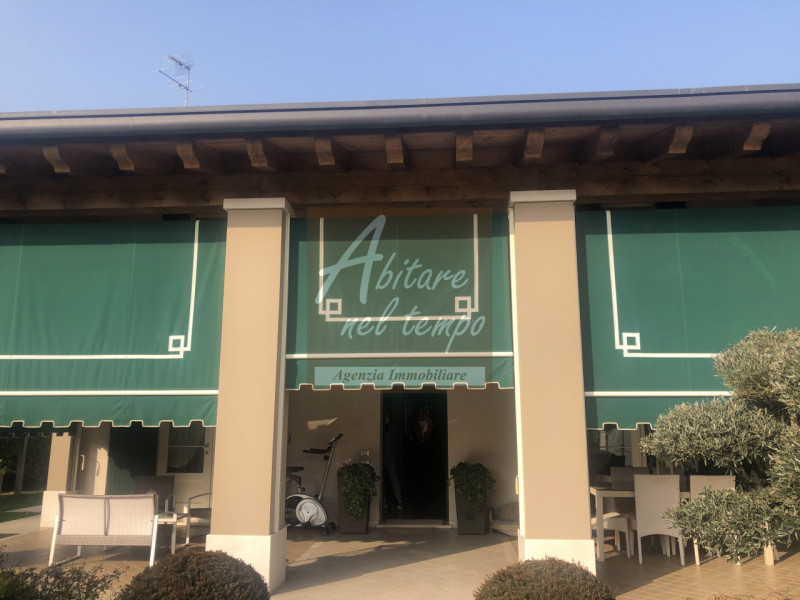 FONTANIVA (PD)

In esclusiva proponiamo una splendida villa indipendente, edificata nel 2006, sit...