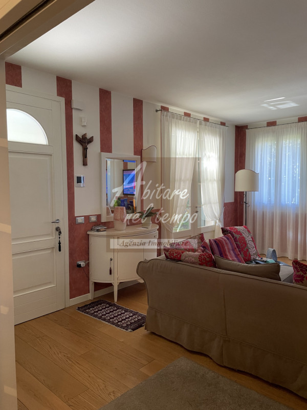 FONTANIVA (PD)

In esclusiva proponiamo una splendida villa indipendente, edificata nel 2006, sit...