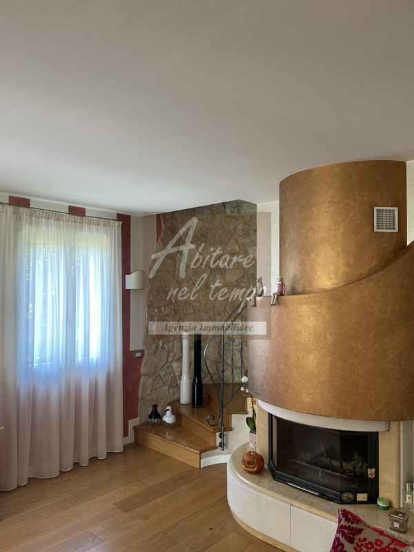 FONTANIVA (PD)

In esclusiva proponiamo una splendida villa indipendente, edificata nel 2006, sit...