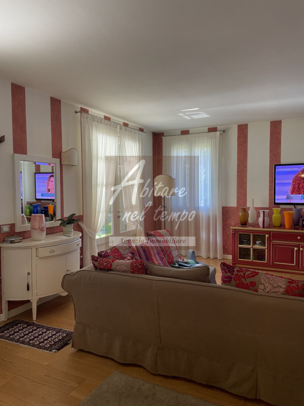 FONTANIVA (PD)

In esclusiva proponiamo una splendida villa indipendente, edificata nel 2006, sit...